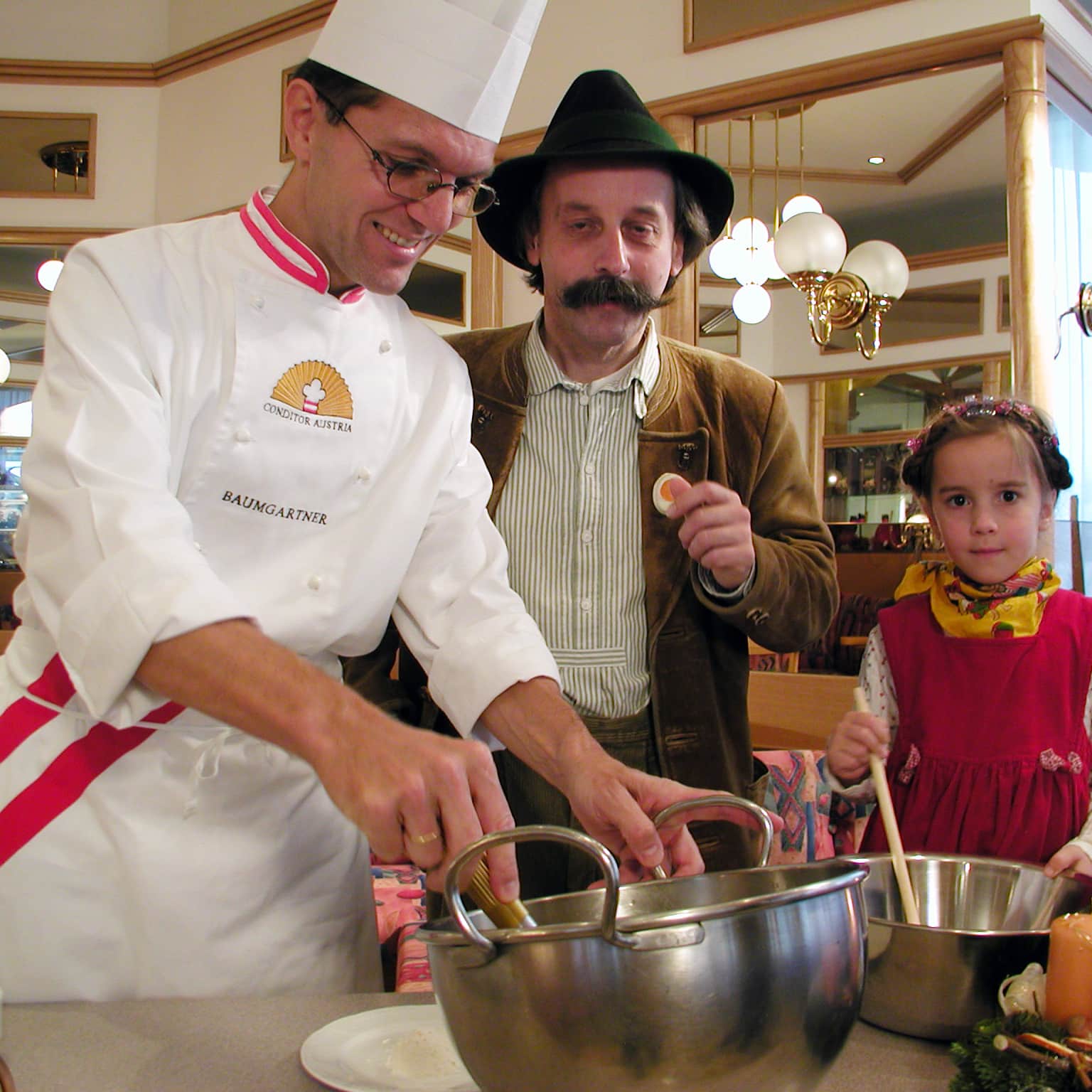 Roland Baumgartner mit Helmut Wittmann beim Kuchen backen