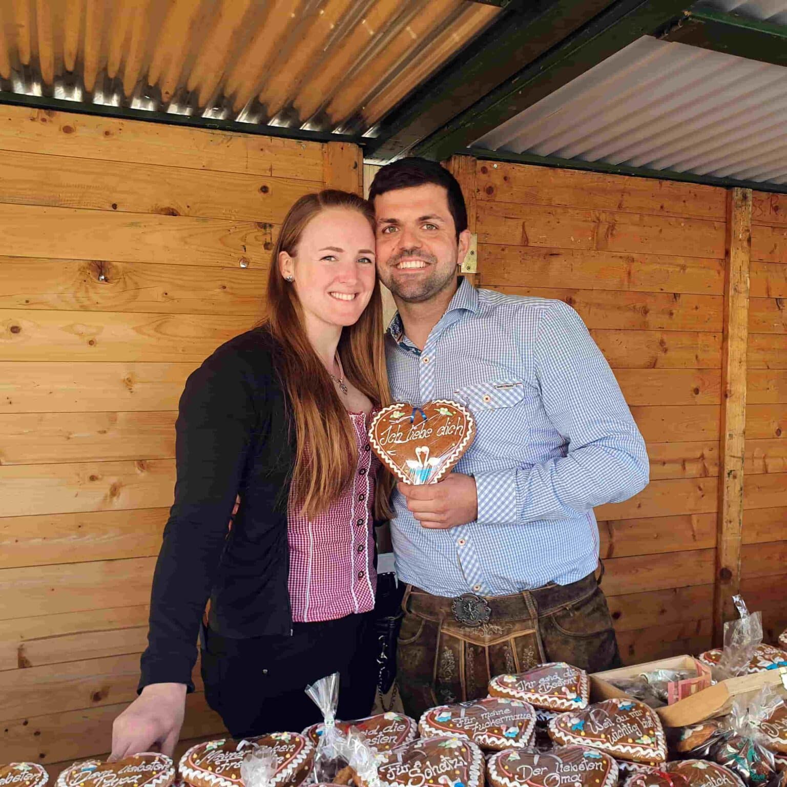 Julia und Mathias Baumgartner mit Lebkuchenherz
