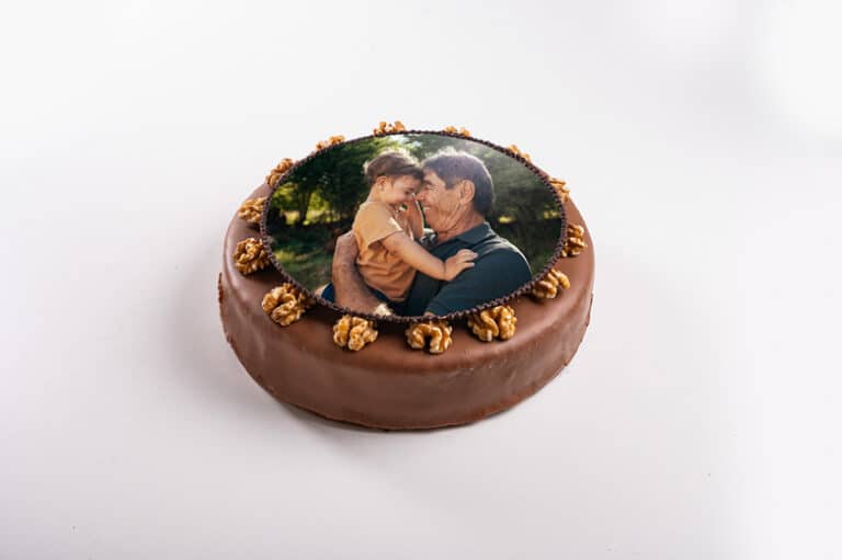 Schokotorte auch Gmundner Torte genannt mit essbarem Foto auf der Oberseite von einem Vater mit seinem Kind