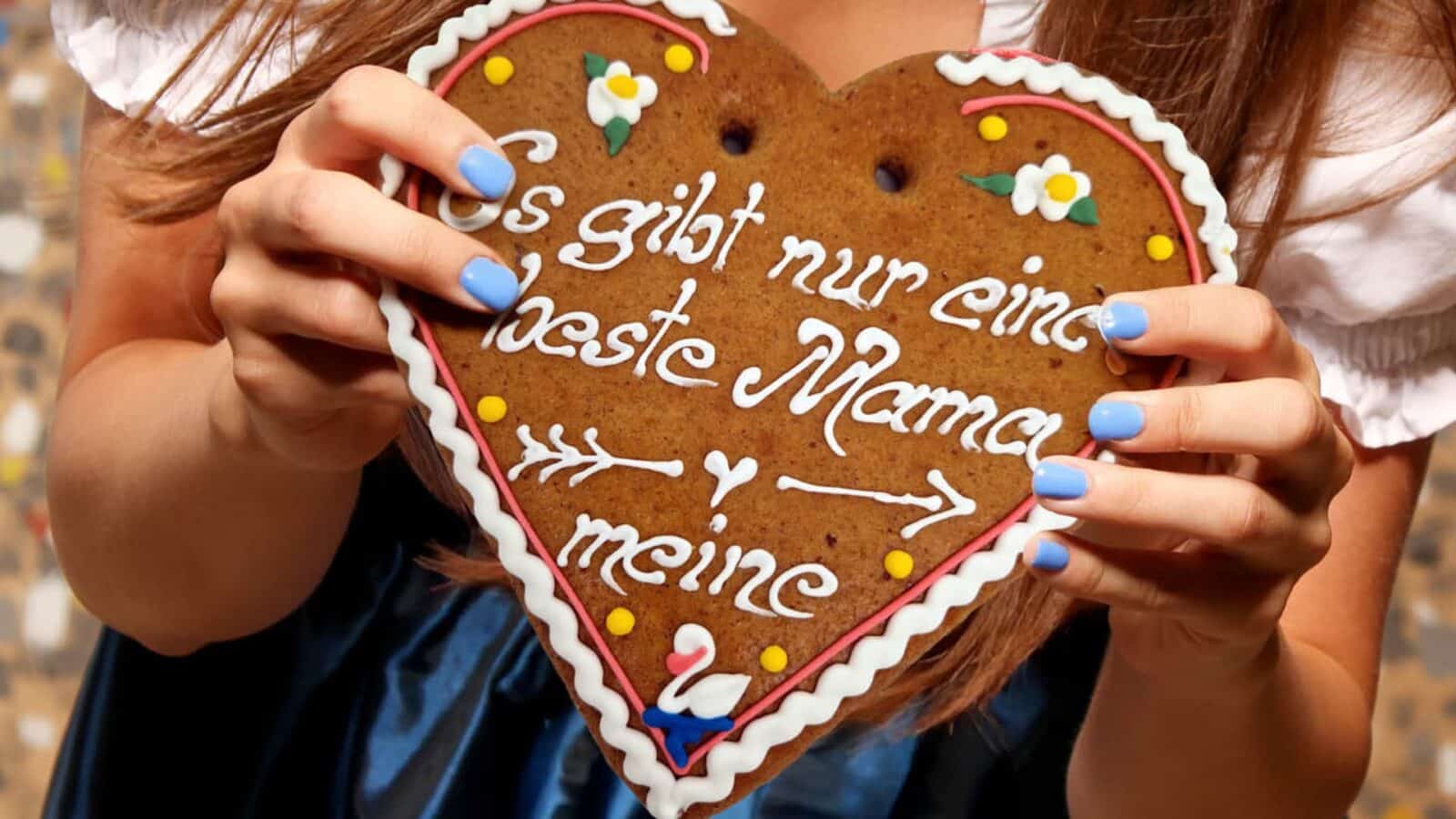 verziertes Lebkuchenherz mit der Inschrift Es gibt nur eine beste Mama - meine