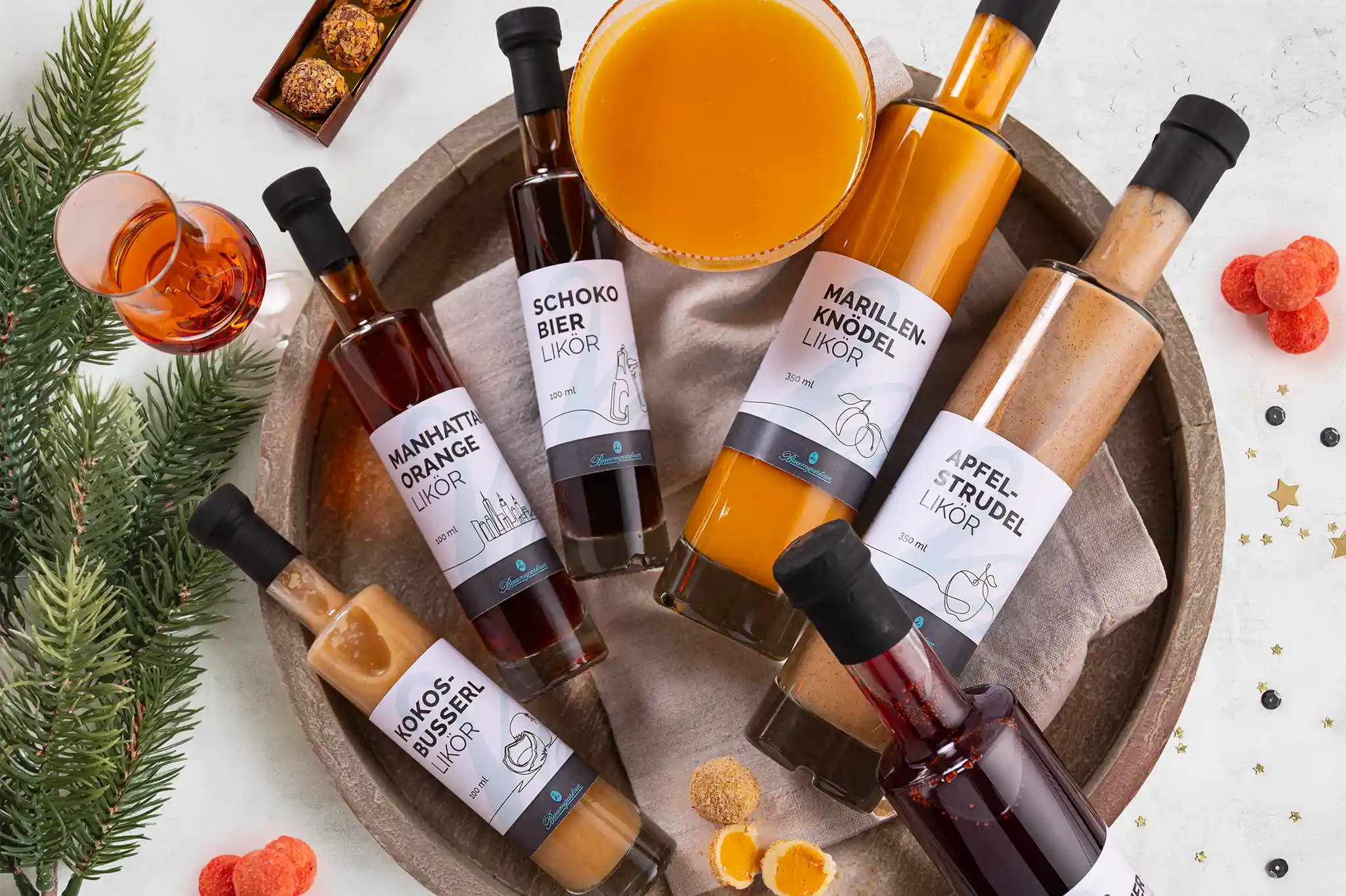 Weihnachtliches Produktbild mit Likören und Pralinen
