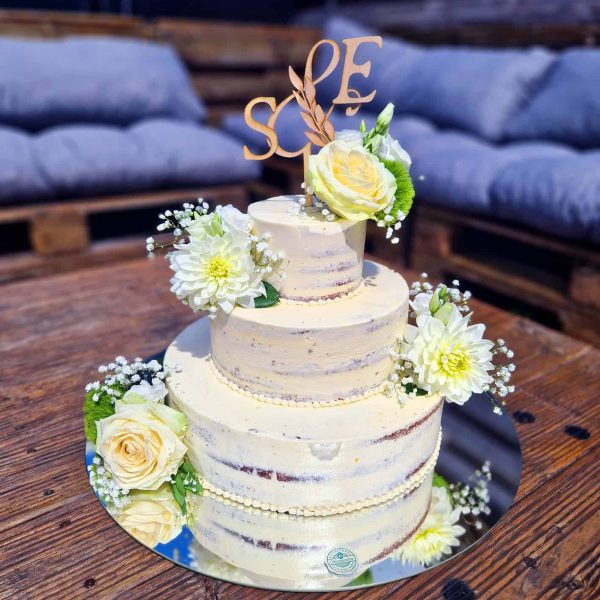 zweistöckige naked Cake Hochzeitstorte mit hellen Blumen und dezenten Verzierungen
